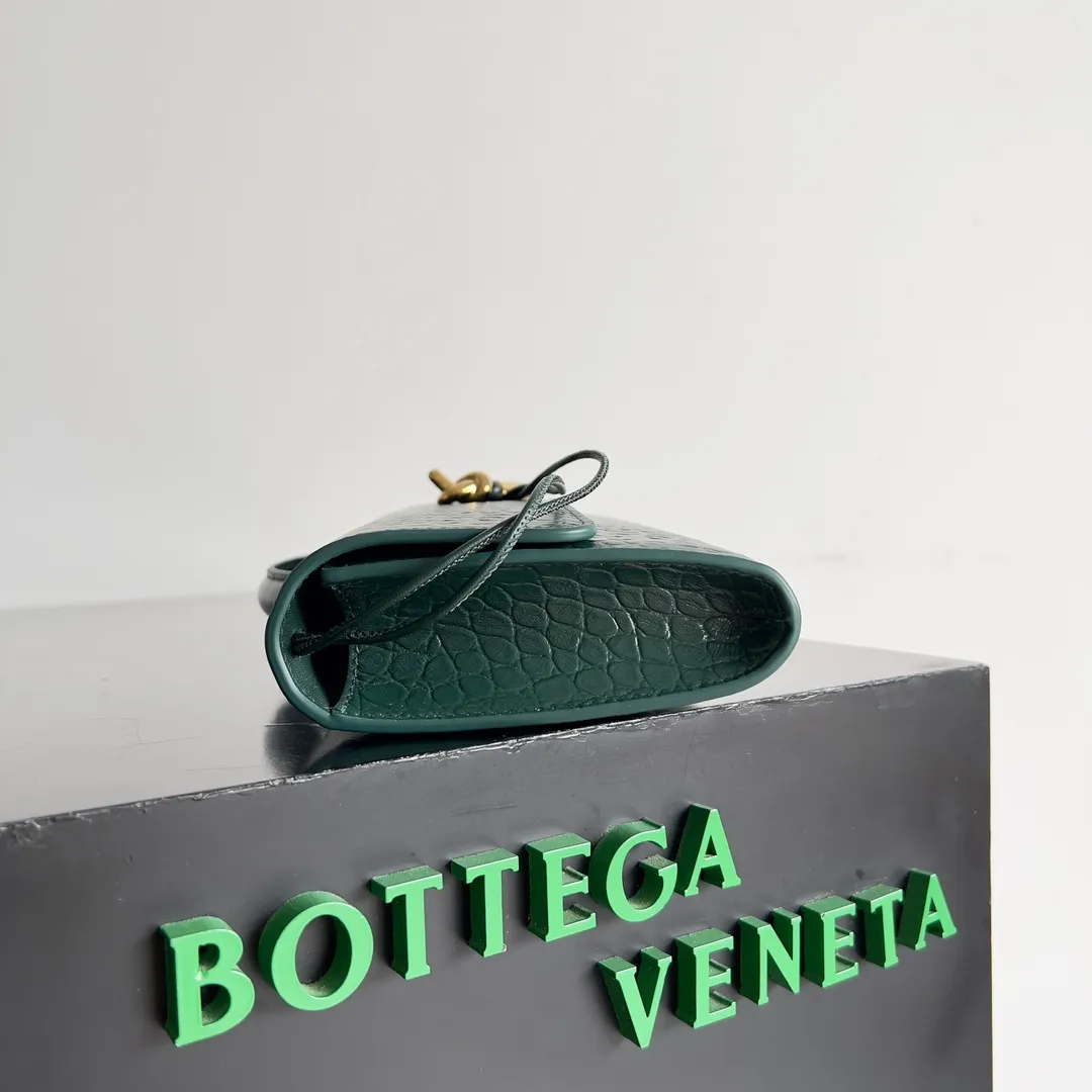 Batch 1420 Bottega Veneta Fall in love with Andiamo at first sight, new design, natural Nile rare leather crocodile pattern complex handbag, a model handbag for women, no need for color cover, no emotional camouflage, immersive depth and excitement, the classic element KNOT knot is inspired, modernist aesthetics and jewelry field craftsmanship reinterpret the knot element, bringing a clutch full of modern texture and elegant and quiet lady spirit. Style number: 741511 Size: 31*13*3cm